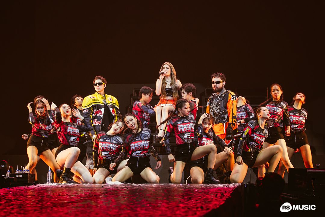 จุใจกองเชียร์กามิ กับคอนเสิร์ตเปิดภาคเรียนใหม่ใส่เต็มกว่า 80 เพลง จากตัวแด๊ดตัวมัม เต้นมันส์ล้นเวที