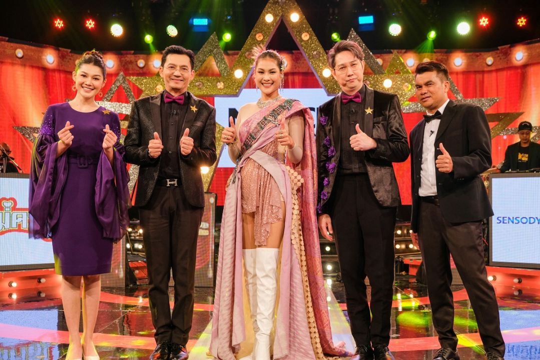'จ่อย รวมมิตร'ควง'ใบเฟิร์น สุทธิยา'โชว์พราว 'แสนรัก'รุ่นเก๋ามุกไม่เก่าร่วมก๊วนฮา'นายกฯโอบะ'