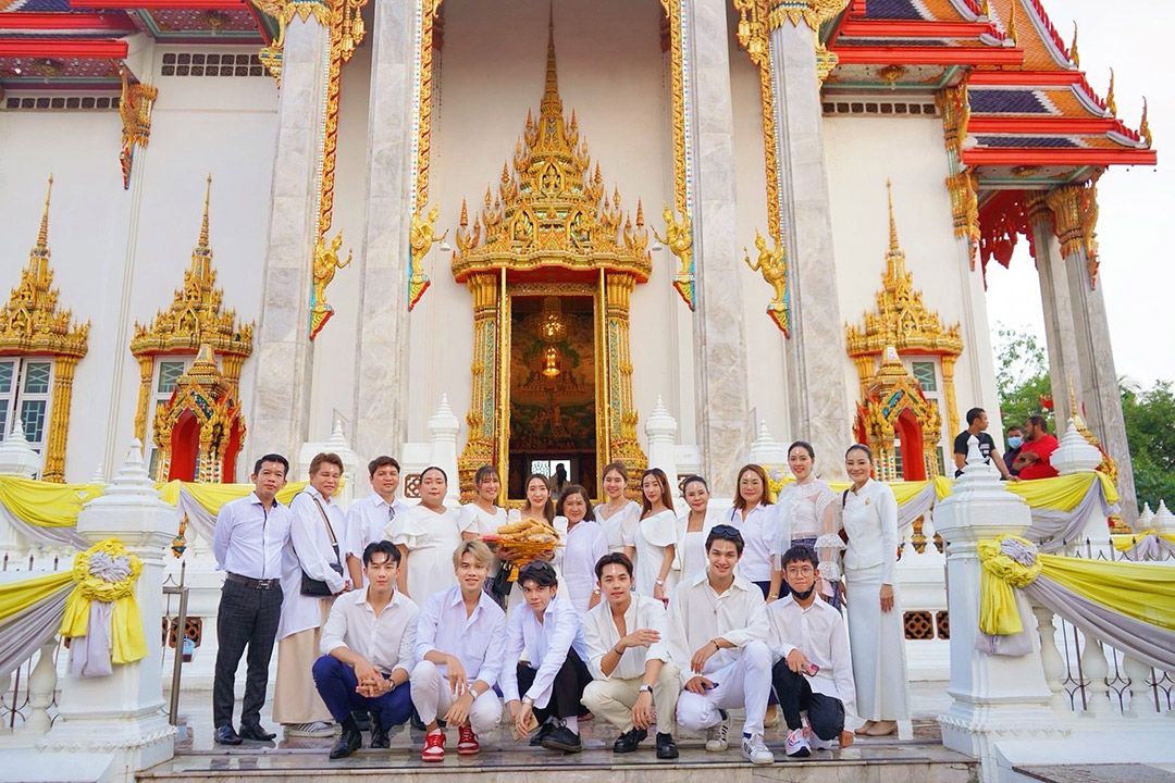 2 ดาวรุ่ง ‘อาสุน-เปียโน’ จับมือทำบุญห่มผ้าท้าวเวสสุวรรณพรหมสุติเทพ เสริมสิริมงคล สืบทอดพุทธศาสนา ที่วัดจุฬามณี
