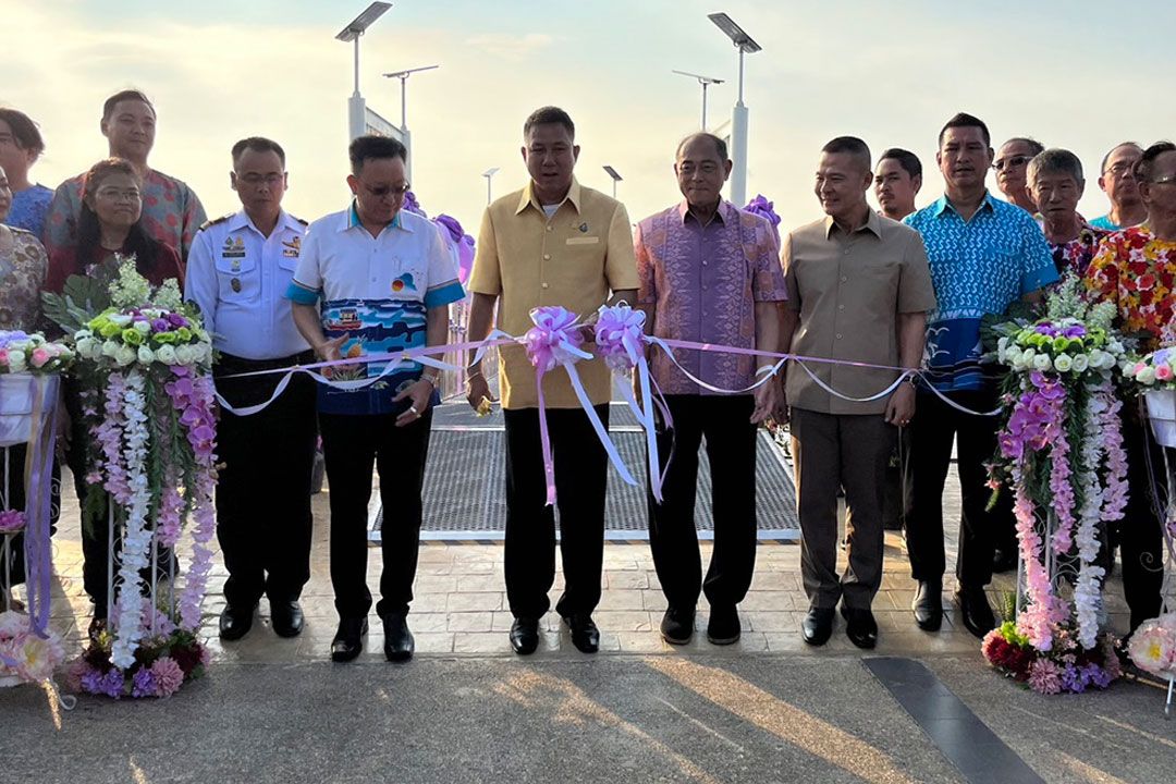 เทศบาลเมืองศรีราชาเปิดสะพานลอยน้ำส่งเสริมการท่องเที่ยวเกาะลอย
