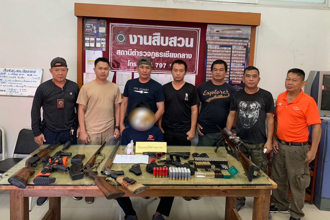 ตำรวจ-ฝ่ายปกครองน่าน ค้นบ้านชายวัย37 ยึดอาวุธปืนเพียบ