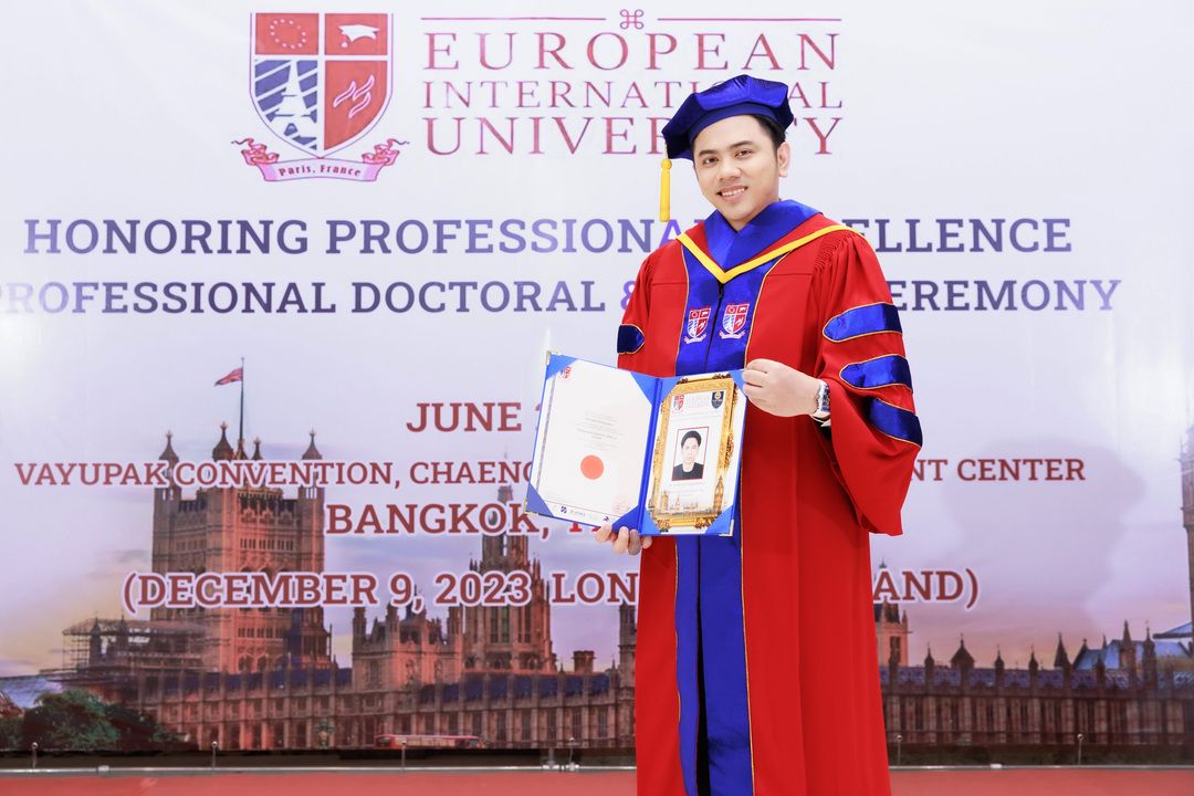 ‘แอ็คมี่-วรวัฒน์’ สุดปลื้ม! ได้รับปริญญาดุษฎีบัณฑิตกิตติมศักดิ์ สาขาการเงิน จาก มหาวิทยาลัยนานาชาติยุโรป (EIU-Paris)
