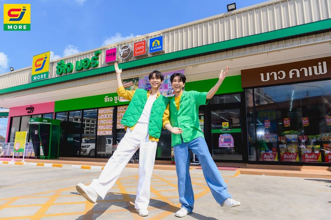 'เฟิร์ส-ข้าวตัง' ควงแขน 40 ลูกค้าผู้โชคดี มอบรอยยิ้มให้น้องๆ ที่มูลนิธิบ้านมานาโพธารามเพื่อสตรีและเด็ก จ.ราชบุรี