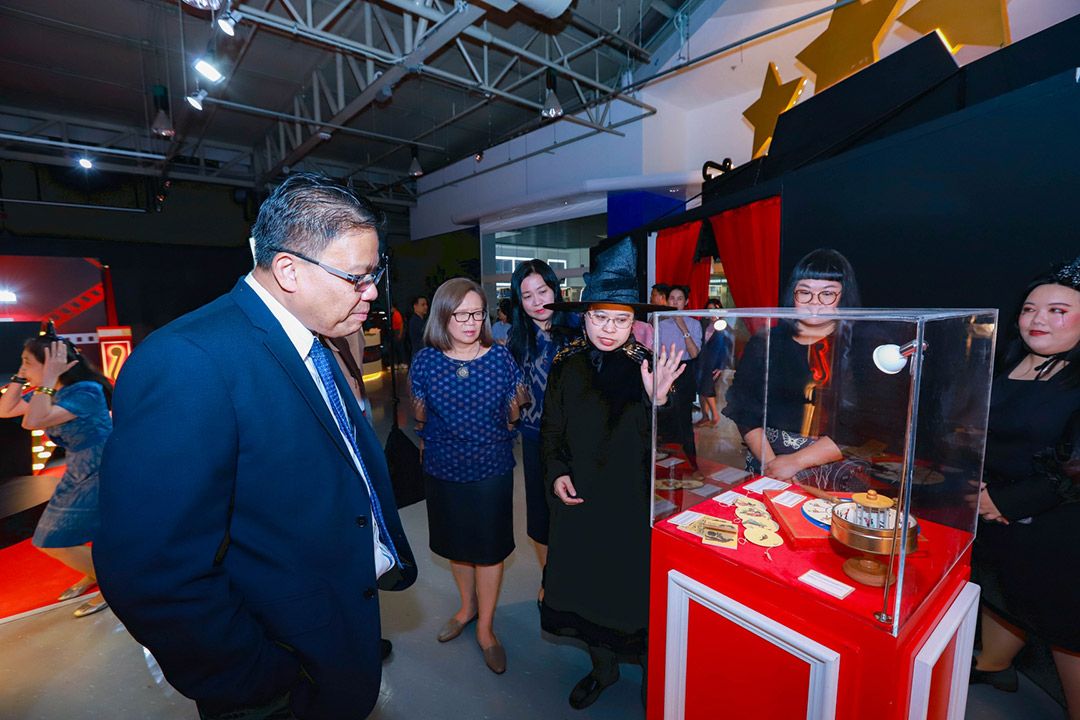 NSM เปิดนิทรรศการ ‘มายาประดิษฐ์’ ชวนท่องโลกภาพยนตร์ สัมผัสศาสตร์และศิลป์ เนรมิตจินตนาการสู่อุตสาหกรรมบันเทิง