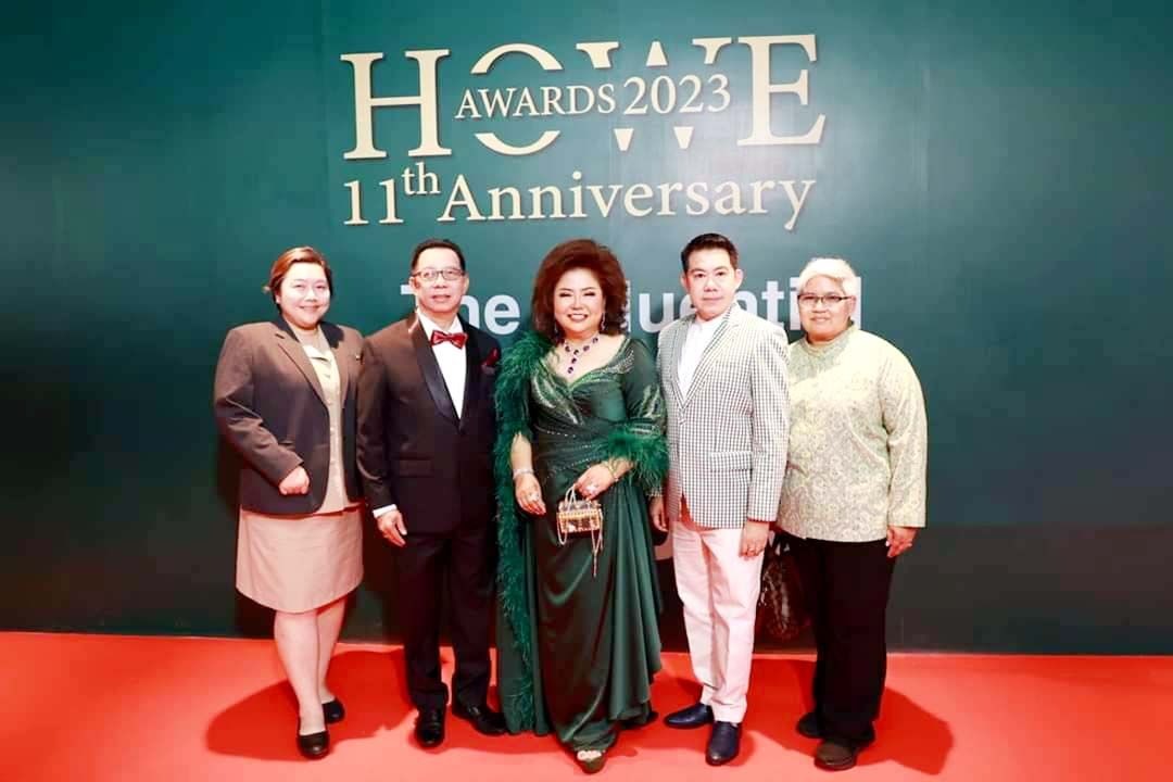อธิการบดี มทร.รัตนโกสินทร์  รับรางวัล HOWE SMART CEO AWARD