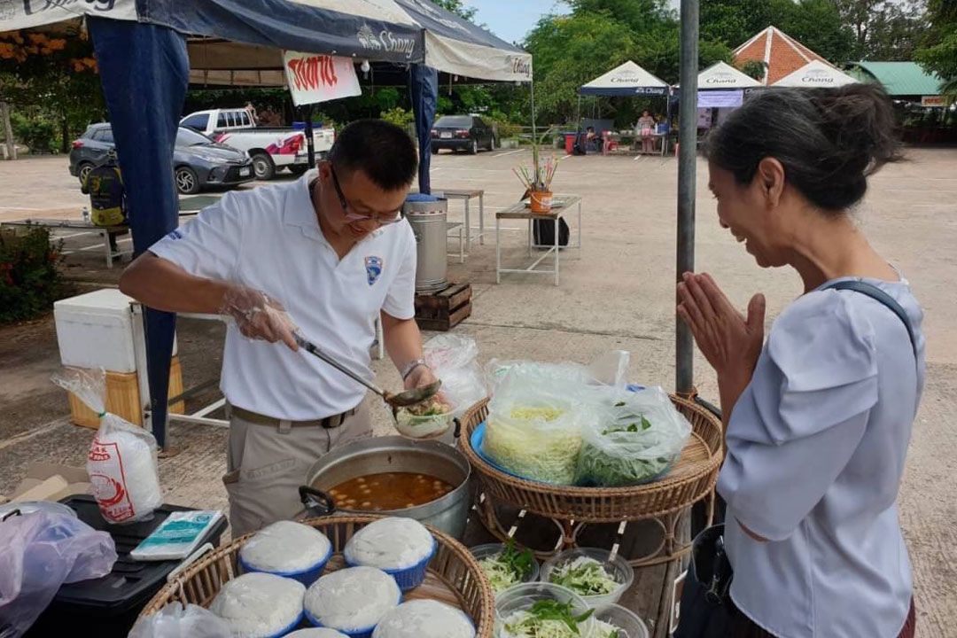 ‘ตม.อุบลราชธานี’ร่วมโรงทานบุญกฐิน‘วัดภูพร้าว’