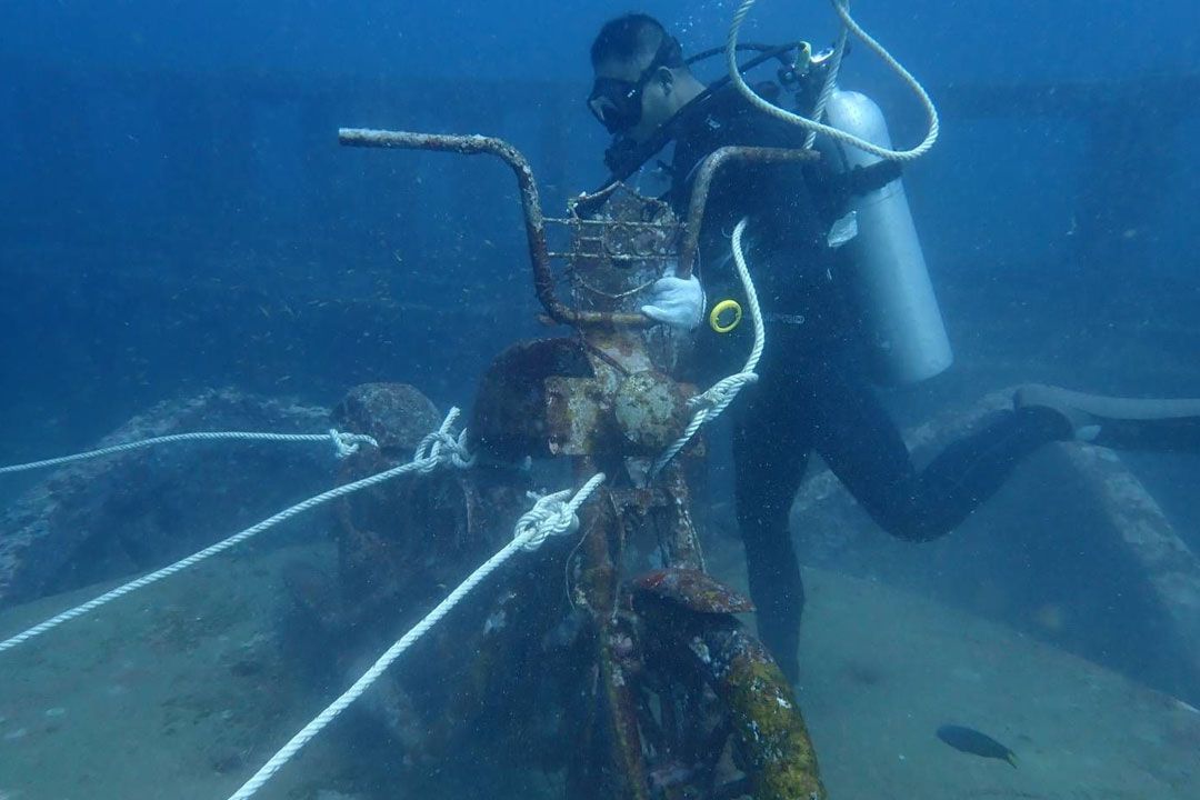 ‘สทช.6’บูรณาการซ่อมทุ่นผูกเรือ-เก็บขยะใต้น้ำอุทยานการเรียนรู้ใต้ทะเลเขาหลัก