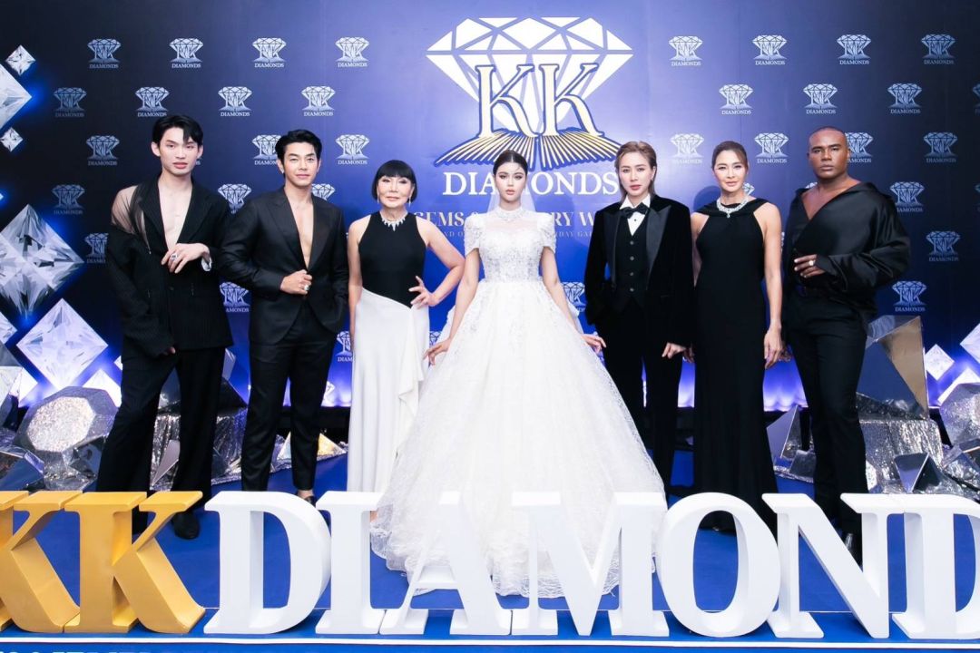 เหล่าคนดังร่วมเบิร์ธเดย์ 'กุ๊กไก่ รวิสรา' เจ้าของแบรนด์  KK Diamonds พร้อมชมแฟชั่นโชว์เครื่องเพชร สุดอลัง! มูลค่าหลายพันล้าน