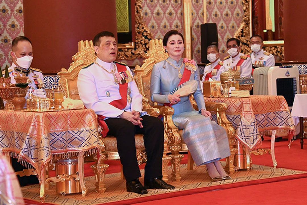 'ในหลวง-พระราชินี'เสด็จฯถวายผ้าพระกฐิน ทรงหล่อพระบรมรูป วัดบวรนิเวศฯ-วัดเทพศิรินทร์ฯ