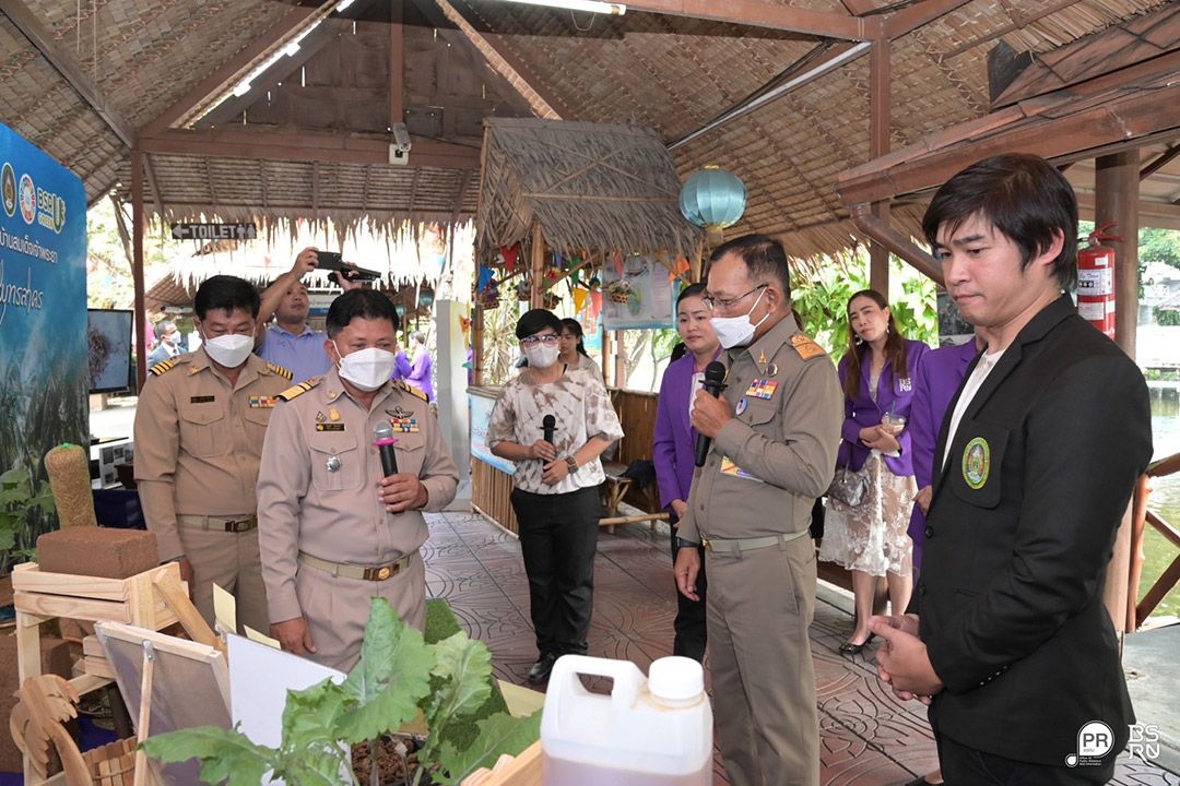 องคมนตรีลงพื้นที่ดูโครงการพัฒนาท้องถิ่นของ มบส.ที่ตลาดน้ำสองคลองวัดตลิ่งชัน กทม.