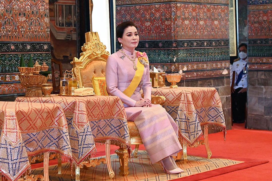 'ในหลวง'โปรดเกล้าฯ'พระราชินี' เสด็จฯถวายผ้าพระกฐิน วัดมกุฏฯ-วัดราชประดิษฐฯ