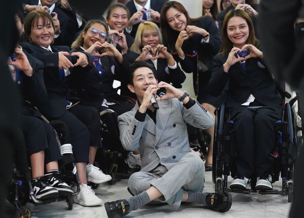 ปลื้มใจที่ได้เป็นหนึ่งพลังใจเล็กๆ 'บอย พีซเมคเกอร์'โพสต์ภาพร่วมกับนัองๆนักกีฬาทีมชาติไทย ภูมิใจได้ร้องเพลงให้ทุกคนฟัง