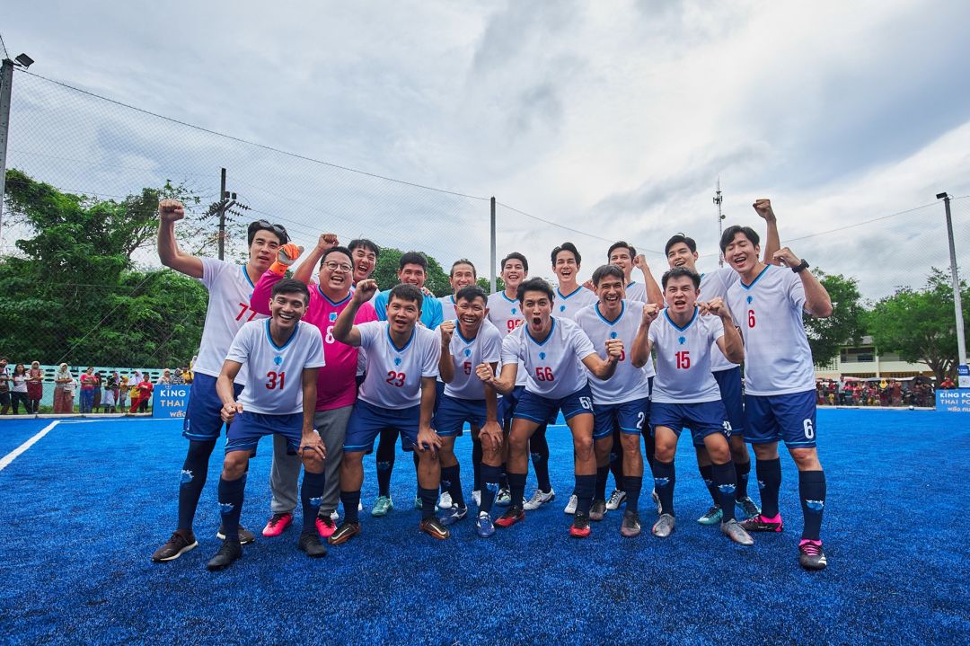 'ตูน-อาทิวราห์'แท็กทีม'คิง เพาเวอร์'ยกทัพเพื่อนดาราฟาดแข้งบนสนามฟุตบอลหญ้าเทียมกลางทะเลอันดามัน เกาะลิบง จังหวัดตรัง