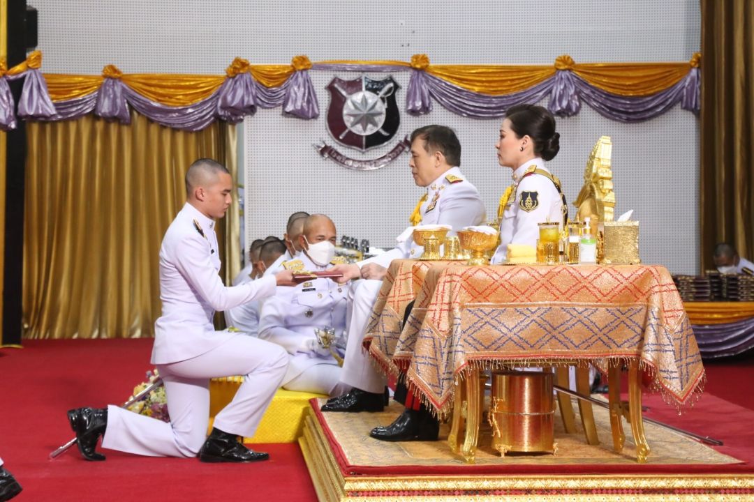 'ในหลวง- พระราชินี'เสด็จพระราชทานกระบี่และปริญญาบัตรแก่ผู้สำเร็จการศึกษาโรงเรียนนายร้อยตำรวจ