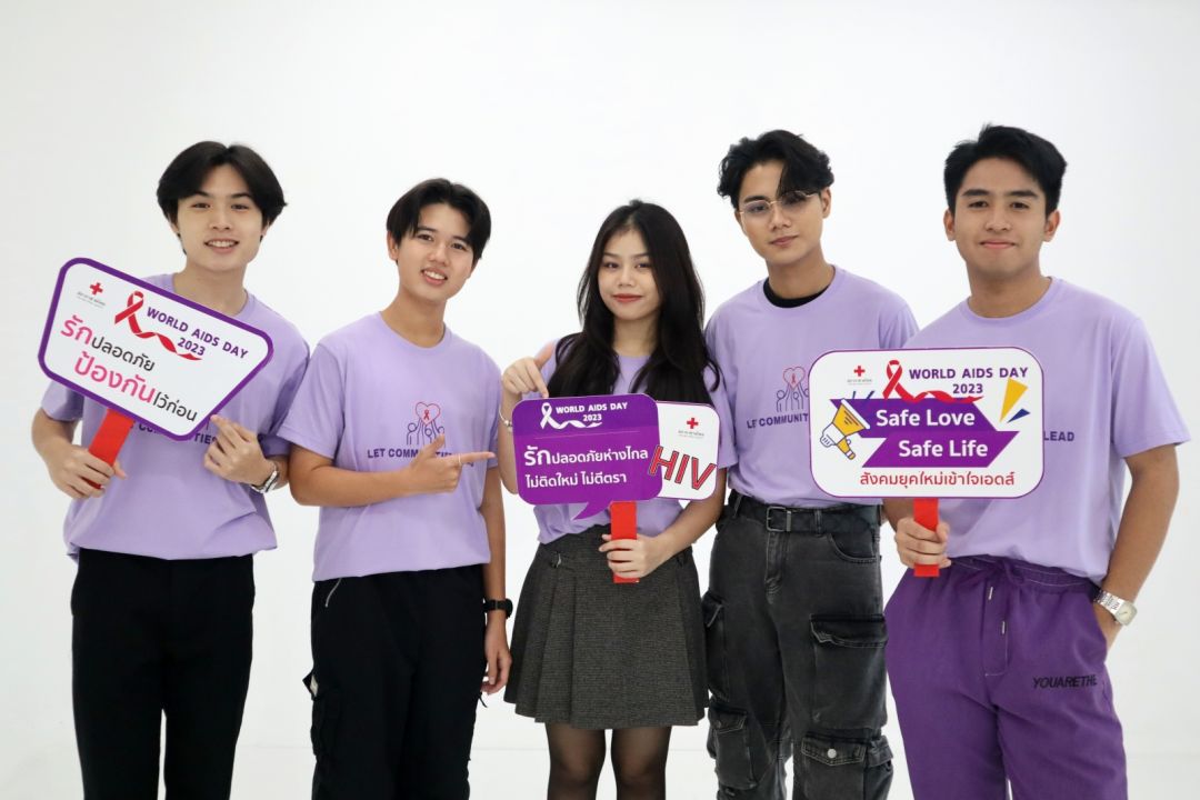 เหล่าศิลปินชวนสนุกกันในงาน'เทียนส่องใจ เนื่องในวันเอดส์โลก ครั้งที่ 31'