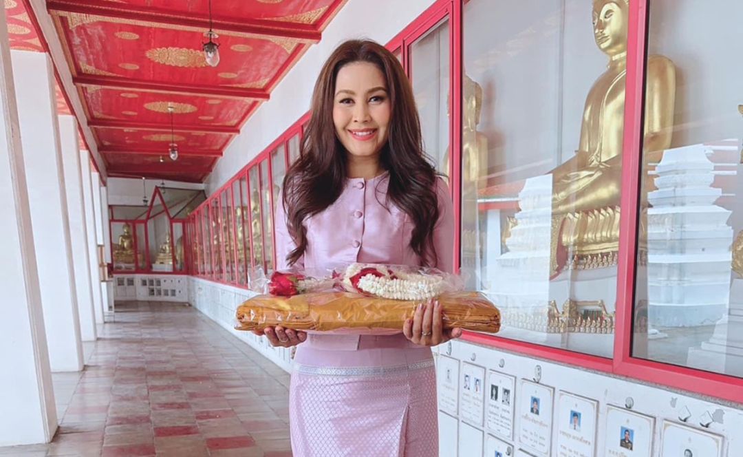 ส่องแฟชั่นผ้าพื้นเมือง‘รัชนก ศรีโลพันธุ์’  ลูกทุ่งสาวสำเนียงใต้ ยืนหนึ่งงานอนุรักษ์สืบสานบ้านเกิด