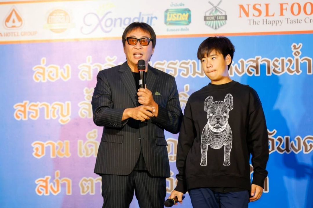 'เปิ้ลนาคร'จูงมือ'น้องออก้า'และคนบันเทิง ร่วมงานฉลองครบรอบ 4 ปี รายการ 'ล่องสราญจานสง่า'