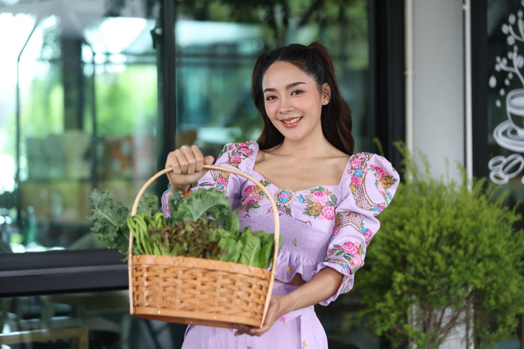 อัปเดตชีวิต'ปุยฝ้าย'หลังฝ่าวิกฤตโรคหมอนรองกระดูกทับเส้นประสาทคอจนมือไม่มีแรงจับไมค์