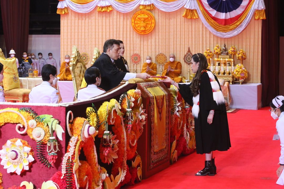 ‘ในหลวง-พระราชินี’ เสด็จฯ เปิดอาคาร ‘กิติยาคาร’ และพระราชทานปริญญาบัตรบัณฑิต ม.ธรรมศาสตร์