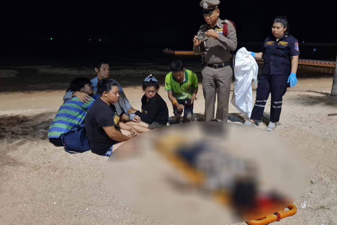 หญิงชาติพันธุ์ลงเล่นน้ำทะเล ก่อนจมน้ำเสียชีวิตหาดบ้านอำเภอ