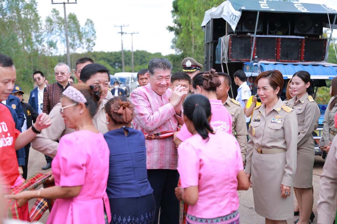 'ชาวหนองบัวลำภู'ยิ้มออก! 'ภูมิธรรม'เล็งใช้งบ 67 เยียวยาผู้ประสบภัยน้ำท่วม-ซ่อมถนน