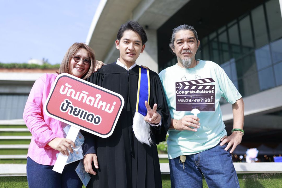 ‘ปลื้ม-ภูมิรพี’ คว้าป.ตรี ม.ธรรมศาสตร์ ยันไม่ทิ้งงานเพลง พร้อมลุยธุรกิจส่วนตัว