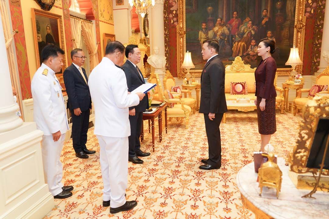 'ในหลวง-พระราชินี'พระราชทานพระบรมราชวโรกาสให้คณะบุคคลเฝ้าฯ