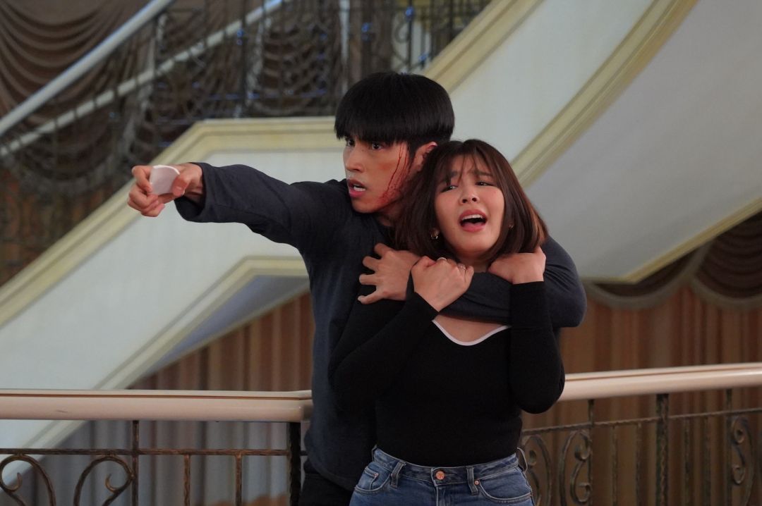 'จั๊กจั่น' เฮี้ยน บีบคอ 'ภูมิ'หลังคลั่งสติหลุดคว้ามีดจ้วง'นิว-หนูนา'งานงอกโดนจับเป็นตัวประกัน
