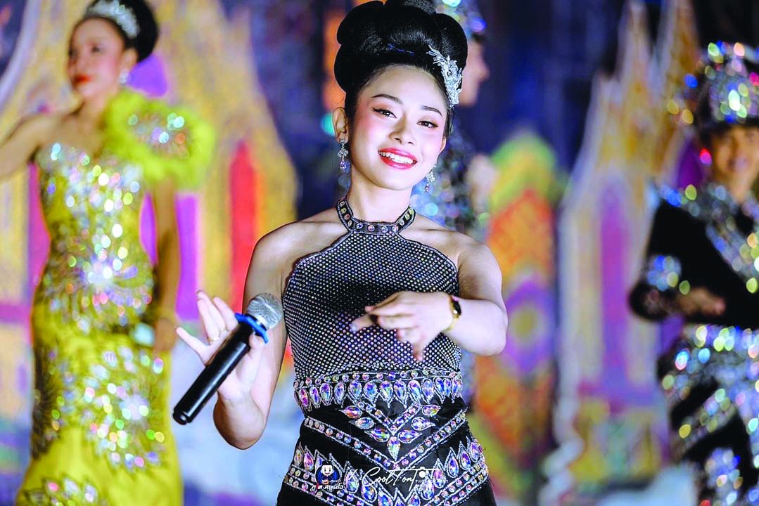 ‘แก้ว-ณัฐกานต์’ทิ้งไมค์ร้องลูกทุ่ง  เข้าสู่วงการหมอลำเป็นนางเอก‘ศิลปินภูไท’