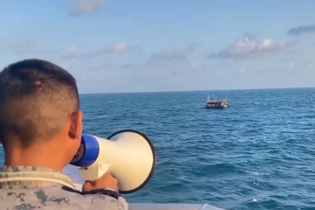ทัพเรือภาคที่ 2 จับกุมเรือประมงเวียดนาม พร้อมลูกเรือ 6 คน ลุกล้ำน่านน้ำลักลอบทำประมงในอ่าวไทย