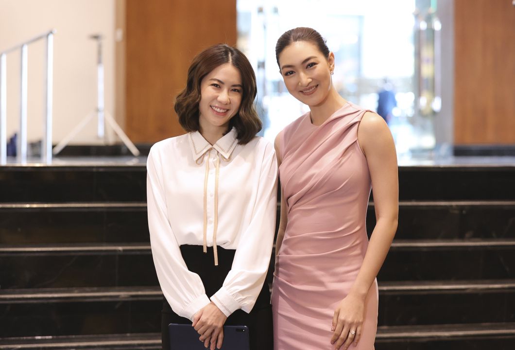 'พลอย-แพนเค้ก'กอดส่งอารมณ์