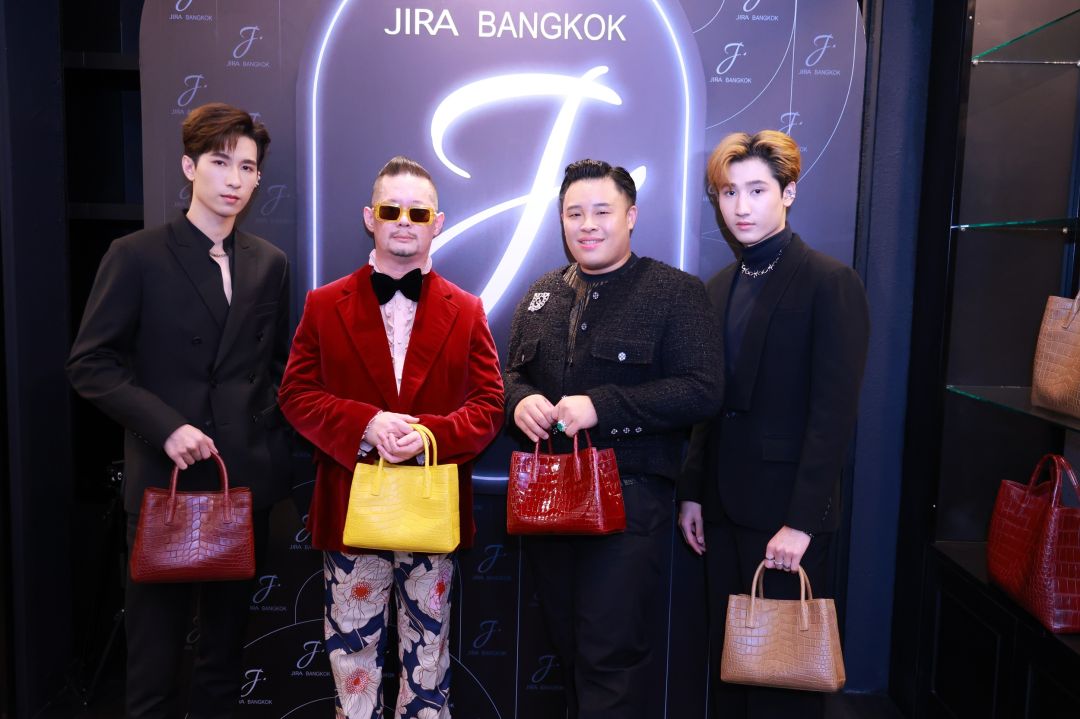 'แทน'แท็คทีม'โจ๊กเกอร์-เต้ วงZOLAR'แกรนด์โอเพนนิ่ง Jira Bangkok Flagship Store