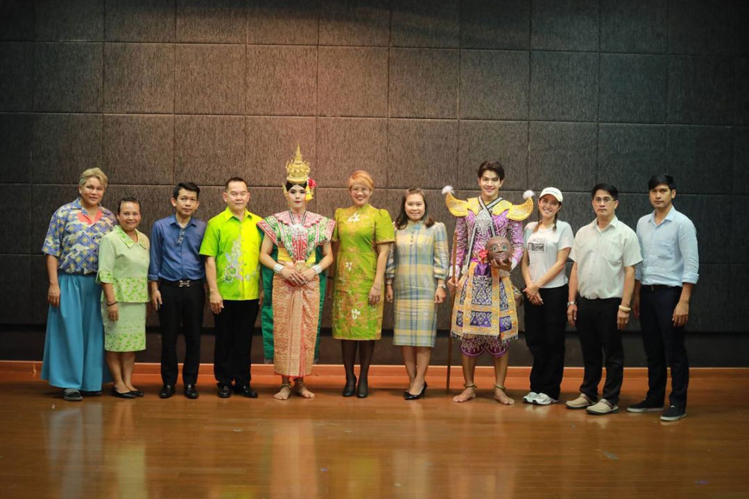 ‘เล้งไมค์’ แปลงโฉมเป็นตัวละครในวรรณคดี  ถ่ายแบบปฏิทินปีใหม่ ๒๕๖๗