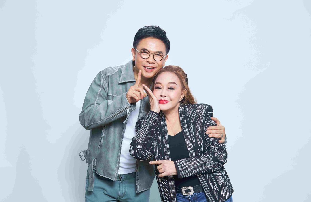 ‘จิ๊ก-เนาวรัตน์’ เสยหน้าขาเม้าท์ โต้ข่าวตกอับ ถอยรถป้ายแดงสองคันในวันเดียว!