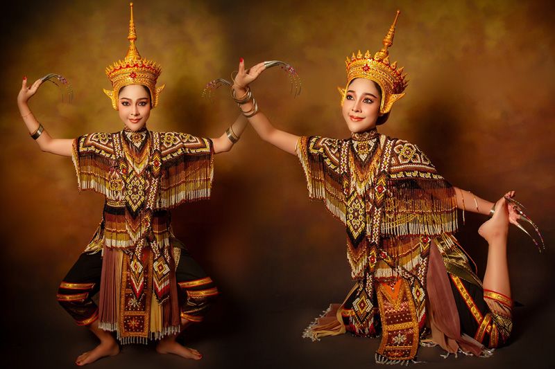 สุดเลอค่า จูน นาตาชา ถ่ายปกปฏิทินปี 2567  ในชุดมโนราห์ ที่ได้ขึ้นทะเบียน UNESCO