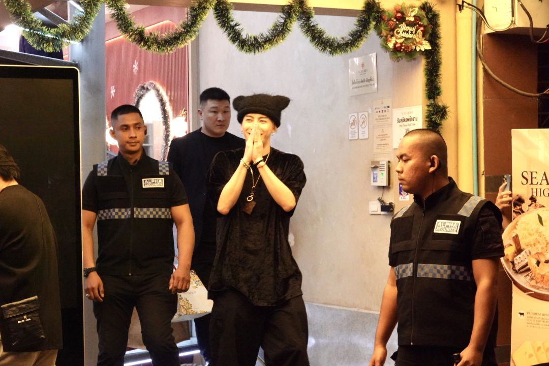 'แจ็คสัน หวัง'คนหล่อคนนี้อบอุ่นมากนะ! เซอร์วิสจัดเต็ม ทั้งป้อนน้ำหลาน-จับมือแฟนๆกลางสยาม