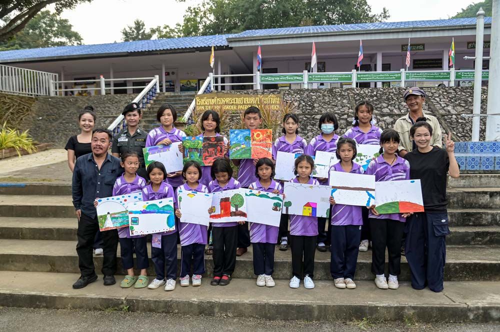 สยามพิวรรธน์-ออมสิน ร่วมเติมสุขนักเรียน ตชด.  มอบของใช้จำเป็นให้น้องอิ่มท้อง พร้อมสอนศิลปะ