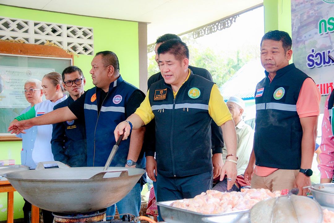 รมว.เกษตรฯ ลงพื้นที่ตรวจเยี่ยมและให้ความช่วยเหลือผู้ประสบอุทกภัยนราธิวาส