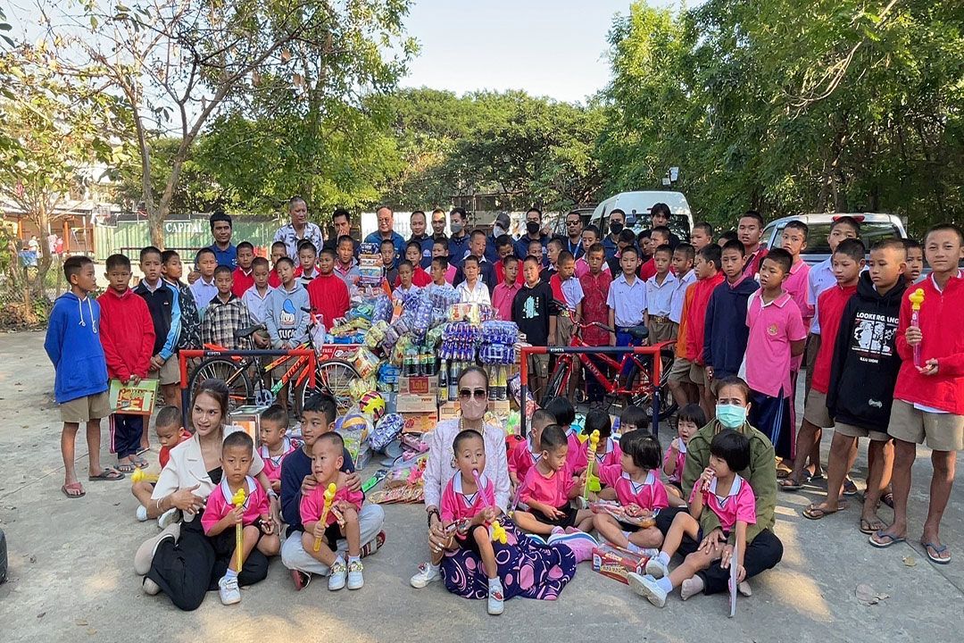 ผอ.ฟ้า แบ่งฝันปันบุญ ‘มอบทุน-อุปกรณ์กีฬา’ ช่วยเด็กกำพร้า ณ วัดดอนจั่น