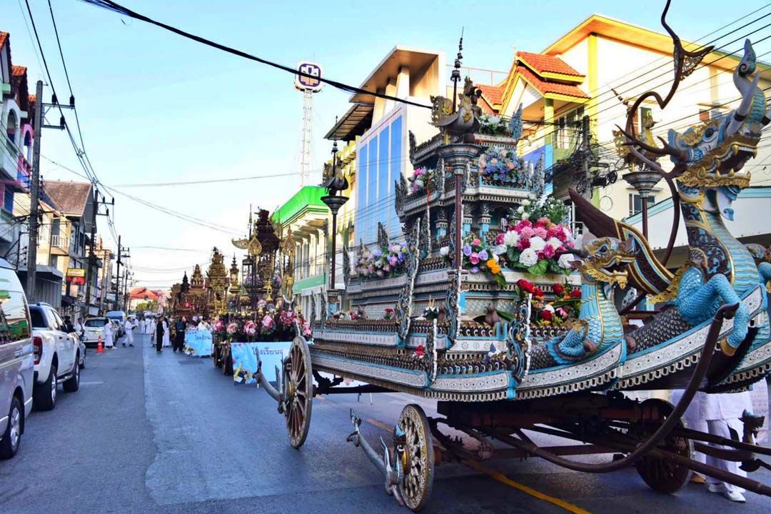 ‘เทศบาลนครเชียงราย’อัญเชิญ 9 พระพุทธรูปคู่บ้านคู่เมือง ขึ้นรถบุษบกให้ปชช.ทำบุญไหว้พระวันปีใหม่