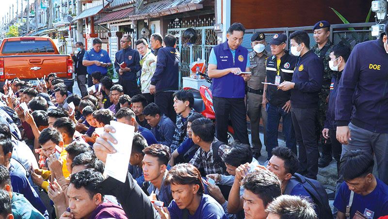 ต่างด้าว100คน  ซุกในทาวน์เฮ้าส์  อยู่ห้องเดียวกัน