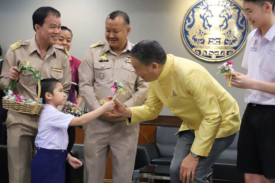 'คุรุสภา'มอบดอกกล้วยไม้ ดอกไม้ประจำวันครู แด่นายกฯ-คณะรัฐมนตรี
