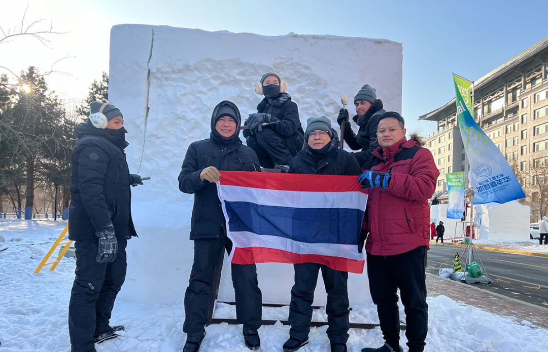 ‘ตุ๊กๆ ออนทัวร์’ฝีมือเด็กไทย คว้าแชมป์แกะสลักหิมะนานาชาติ 2567