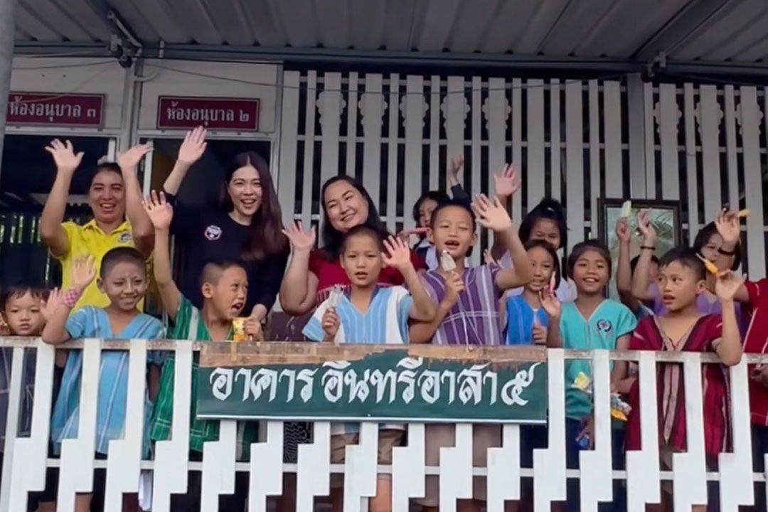 สุขล้นใจ ‘มูลนิธิบุณยะจินดา’ เลี้ยงอาหารกลางวันเด็กบ้านป่าเกอะญอ