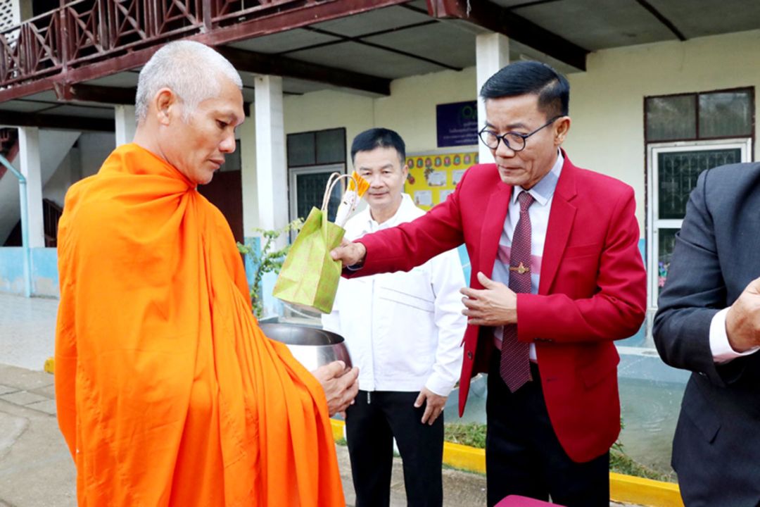 สพป.ตาก เขต 2 ทำบุญตักบาตรวันครู