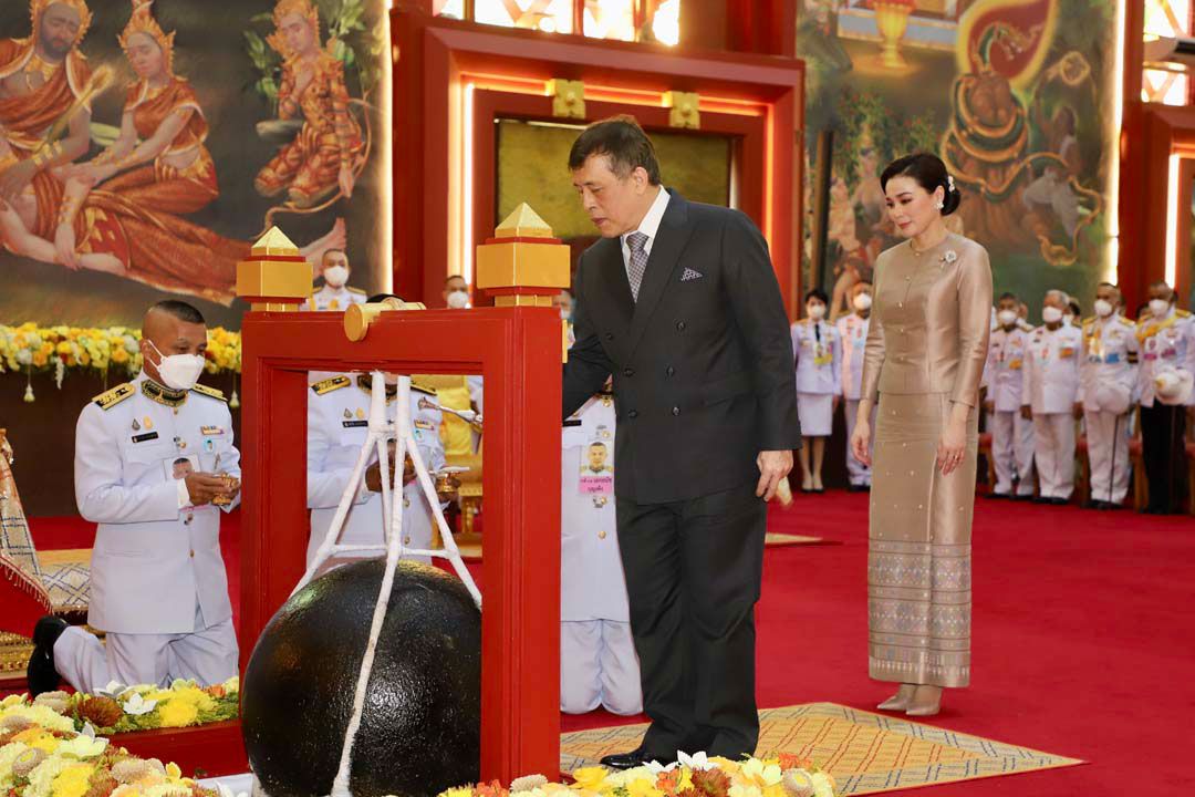 'ในหลวง-พระราชินี'เสด็จฯไปทรงตัดหวายลูกนิมิตอุโบสถกลางน้ำ ณ วัดศรีรัตนธรรมาราม