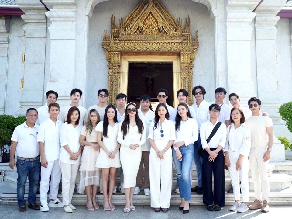 ‘ม่อน ศุภกิตติ์’ เบิกฤกษ์เอาชัย นำทีมนักแสดง  สักการะศาลหลักเมืองกรุงเทพ ก่อน ‘ปลื้มคนโปรด’ ลงจอ
