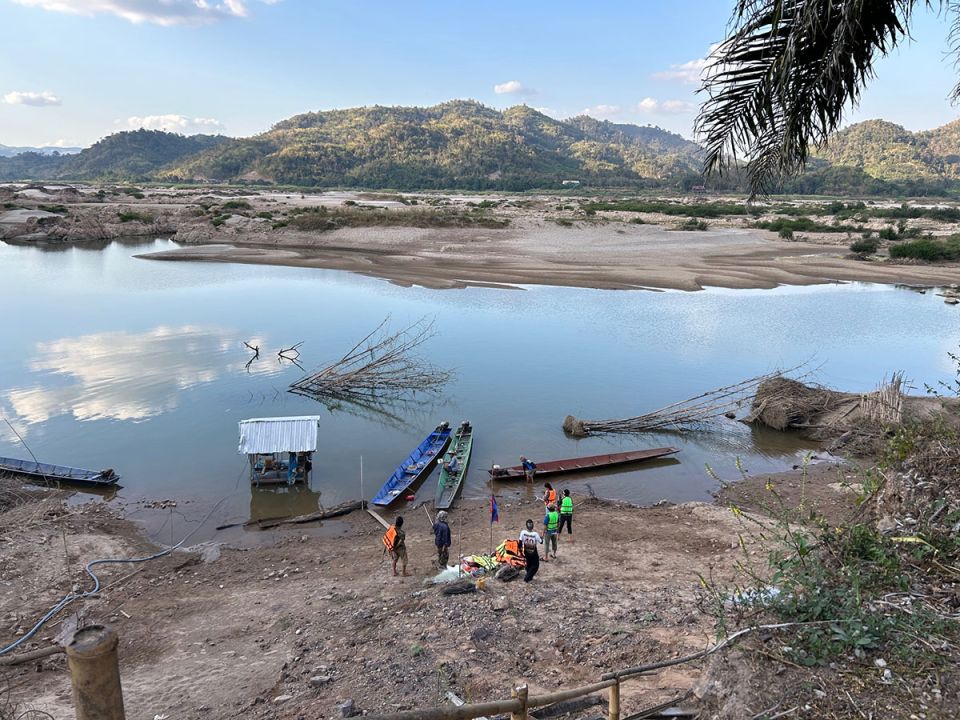 รายงานพิเศษ : ชวนลงเรือข้ามแม่น้ำโขง ชมแก่งโขดหินหลากหลายรูปแบบ เที่ยวธรรมชาติ วิถีชีวิตร่อนทองขุมทรัพย์ ที่จังหวัดหนองคาย