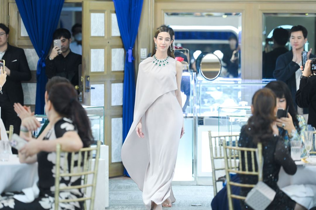 'มิ้นต์ ชาลิดา'ร่วมเดินแฟชั่นโชว์ในชุดฟินาเล่ ตัวแทนหญิงสาวผู้สง่างาม