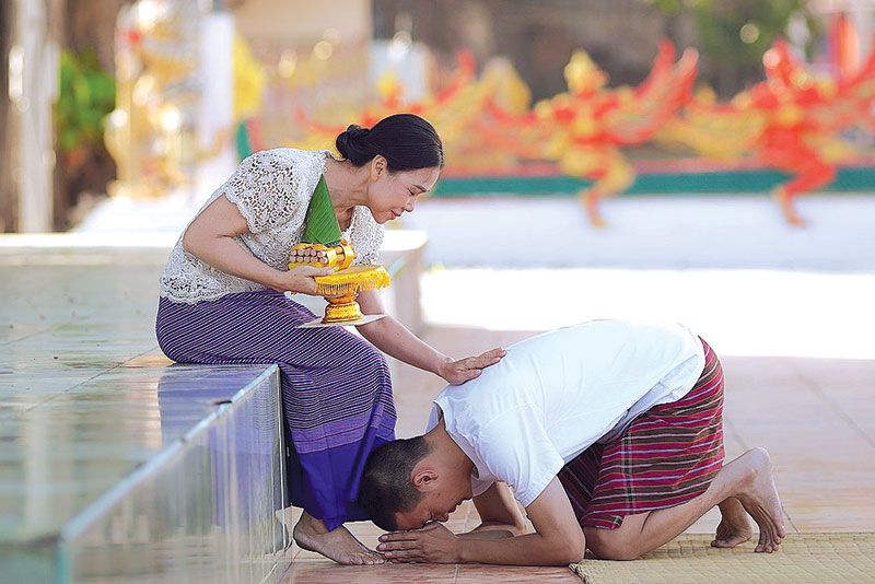 ‘บุญชายผ้าเหลือง’ หนึ่งประเพณีเล่าขานทดแทนพระคุณแม่  เรื่องราวสุดแสนพิเศษจาก ‘ดอกอ้อ ทุ่งทอง’